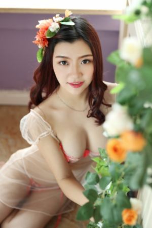 一前一后三个人