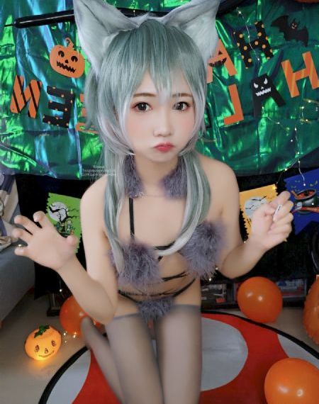 刷子刷女生子脚底心羽毛